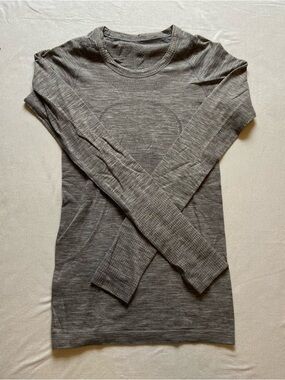 Lululemon Women’s Gray Lightweight Long Sleeve Crewneck Top